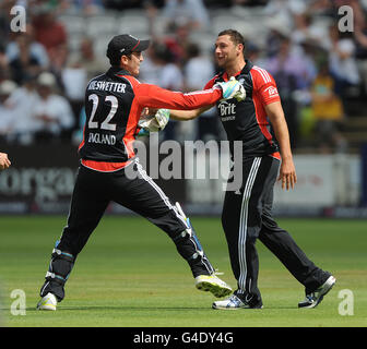 Cricket - 2011 NatWest Series - Third One Day International - Inghilterra / Sri Lanka - Lord's. Tim Brennan (a destra) in Inghilterra festeggia con Craig Kieswetter dopo aver preso il cazzo di Tillacaratne Dilshan dello Sri Lanka. Foto Stock