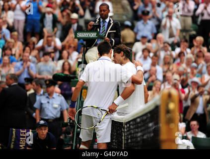 Il serbo Novak Djokovic stringe le mani con il spagnolo Rafael Nadal dopo averlo sconfitto nella finale maschile del tredici dei Campionati Wimbledon 2011 al All England Lawn Tennis and Croquet Club di Wimbledon. Foto Stock