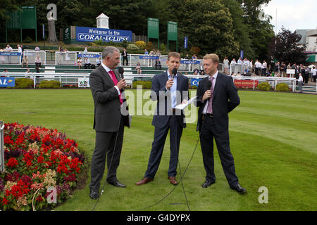 (Da sinistra a destra) Graham Cunningham, Jeremy Kyle e Simon Clare (Corallo) durante l'in the Spotlight nell'anello della parata Foto Stock