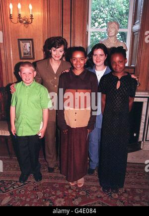 Cherie Blair, la moglie di prima sorella minore, con il deputato Claire Ward e i bambini (da sinistra) Billy Grace, Tiffany Andrews e Aiseosa Okuonghae durante la loro visita a 10 Downing Street questa sera (giovedì) per fare un tè con la signora Blair. Foto di John Stillwell/PA. Foto Stock