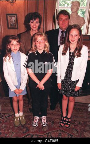 La moglie Cherie Blair del primo Minsister con il MP John Hayes e i bambini (da sinistra) Charlotte Collins, Katherine Ball e Victoria Lawson durante la loro visita al 10 Downing Street questa sera (Giovedi) per avere un tè con Mrs Blair. Foto di John Stillwell/PA. Foto Stock