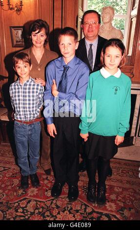 Cherie Blair, la moglie di Minsister, con il deputato Tim Boswell e i bambini (da sinistra) Michael Piper, Stuart Skinner e Hannah Tween, durante la loro visita a 10 Downing Street questa sera (giovedì) per un tè con la signora Blair. Foto di John Stillwell/PA. Foto Stock