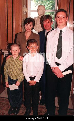 Cherie Blair, la moglie del primo Minsister, con il deputato David Tredinnick e i bambini (da sinistra), Ruben Sutton, Joshua Lovitt e Christopher Bedford, durante la loro visita a 10 Downing Street questa sera (giovedì) per un tè con la signora Blair. Foto di John Stillwell/PA. Foto Stock