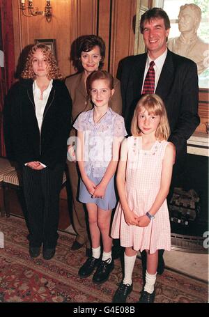 Cherie Blair, moglie di prima sorella di Minsister, con il MP Philip Sawford e (da sinistra) Amanda Gregory, Julie Green e Sophie Brack durante la loro visita a 10 Downing Street questa sera (giovedì) per avere un tè con la signora Blair. Foto di John Stillwell/PA. Foto Stock