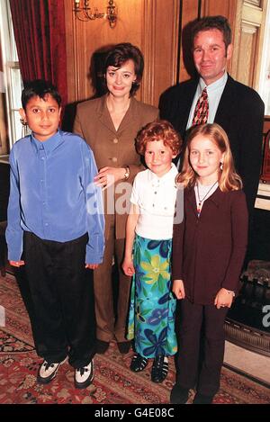 Cherie Blair, la moglie del primo Minsister, con Paul Stinchcombe e i bambini (da sinistra) Rajiv Nandha, Kerry Bradshaw e Katie Ridley durante la loro visita a 10 Downing Street questa sera (giovedì) per avere tè con la signora Blair. Foto di John Stillwell/PA. Foto Stock