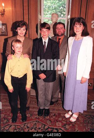 Cherie Blair, la moglie di prima sorella di Minsister, insieme al deputato Tony Clarke e ad Adam Richard, Lawrence Shone ed Elaine Maher, durante la loro visita a 10 Downing Street questa sera (giovedì) per un tè con la signora Blair. Foto di John Stillwell/PA. Foto Stock