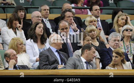 Spettatori nella Royal Box sul Centre Court a Wimbledon il Duca di Kent (prima fila, all'estrema sinistra), Principessa Beatrice (prima fila, all'estrema destra), Presidente dell'All England Club Philip Brook (prima fila, seconda a destra), Singer Elaine Page, (seconda fila dal basso, a sinistra), Nicholas Kroll, Direttore della Governance della BBC, (seconda fila dal basso, seconda a sinistra) Assistente di polizia Metropolitan John Yates (centro, Potted TIE), Clive Marshall, Direttore Generale dell'Associazione Stampa (seconda fila dall'alto, seconda a sinistra) e Richard Wallace, Direttore del quotidiano Mirror (seconda fila dall'alto, terza Foto Stock