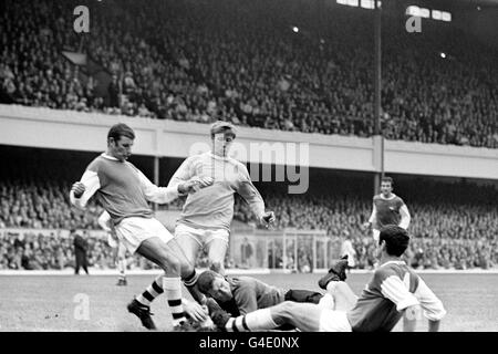 Il portiere dell'Arsenale Jim Furnell raccoglie la palla sotto pressione dai compagni di squadra Terry Neill (l), Frank McLintock (r) e Colin Bell (c) di Manchester City. Foto Stock