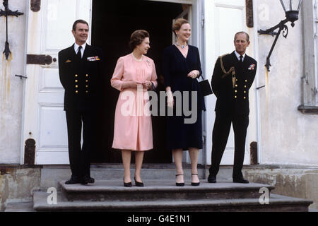 La regina Elisabetta II (rosa) e il principe Filippo, duca di Edimburgo (destra) con la regina Margrethe di Danimarca e suo marito il principe Henrik al Palazzo di Fredensborg durante la visita di stato della coppia reale britannica Foto Stock