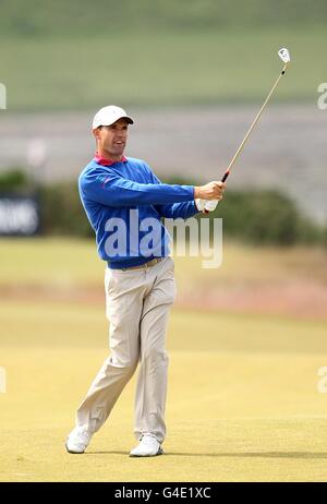 Padraig Harrington della Repubblica d'Irlanda gioca fuori dal fairway durante il secondo giorno del Barclays Scottish Open, al Castle Stuart Golf Links, Inverness. Foto Stock