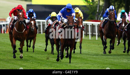 Istanza guidata da William Buick vince il Piper-Heidsieck Champagne Irish E.B.F. La posta in gioco di handicap di Fillies durante il Festival di luglio all'ippodromo di Newmarket. Foto Stock