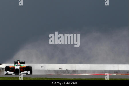 Forza il pilota indiano Adrian Sutil della Germania durante le prove libere per il Gran Premio britannico di Formula uno Santander al circuito di Silverstone, Northampton. Foto Stock