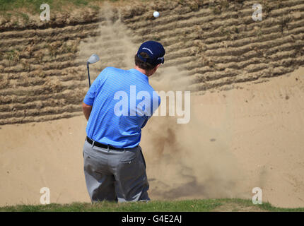 Tom Watson degli Stati Uniti gioca fuori da un bunker sul 6° foro Foto Stock