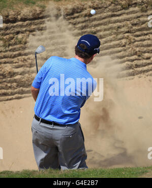 Golf - il Campionato Open 2011 - Anteprima giorno uno - Royal St George's. Tom Watson degli Stati Uniti gioca da un bunker sulla sesta buca Foto Stock