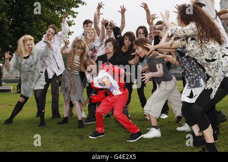 La star britannica Akai Osei (in rosso) e i ballerini di Rhythm Nation ricreano la leggendaria danza "Thriller" di Michael Jackson ai Potters Fields di Londra per celebrare il lancio di Shake IT Up: Dance, Dance, una competizione per giovani ballerini che mettono in mostra il loro talento. Foto Stock