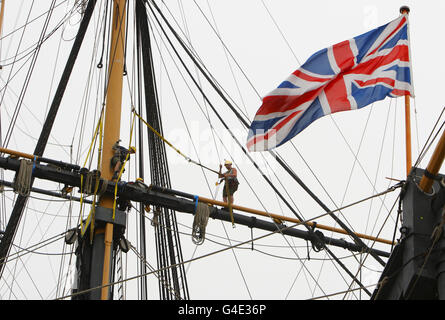 Gli ingegneri rimuovono le braccia del cantiere dalla ammiraglia dell'ammiraglio Lord Nelson, la vittoria di HMS, presso il Royal Navy Dockyard di Portsmouth, durante il suo più ampio progetto di restauro da quando fu riparata dopo la Battaglia di Trafalgar nel 1805. Foto Stock