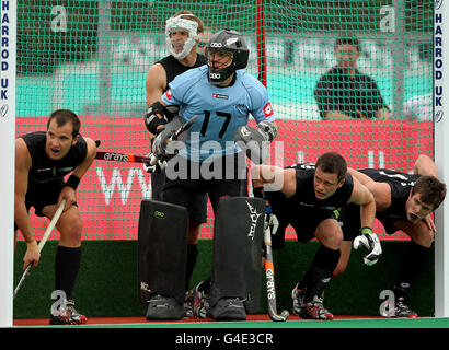 I giocatori neozelandesi difendono un angolo di Corea durante la loro partita nella London Cup 2011, che si tiene presso l'Università di Westminster Quintin Hogg Memorial Sports Ground a Londra Foto Stock