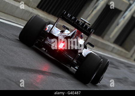 Mark Webber della Red Bull Racing lascia la pista durante la giornata di qualificazione per il Gran Premio di Formula uno Santander al circuito di Silverstone, Northampton. Foto Stock