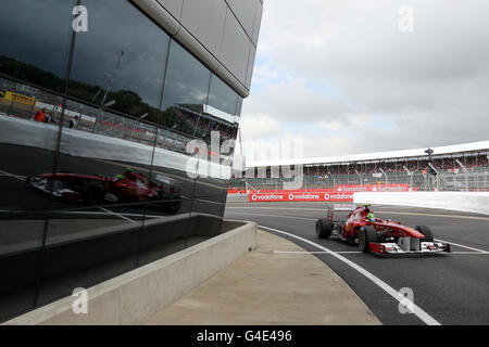 Felipe massa della Ferrari durante la giornata di qualificazione per il Gran Premio di Formula uno Santander al circuito di Silverstone, Northampton. Foto Stock