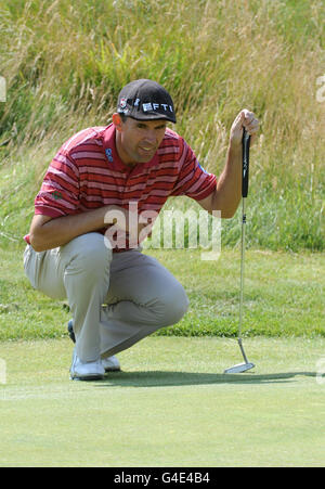 Golf - il Campionato Open 2011 - il secondo giorno - Royal St George's. Padraig Harrington della Repubblica d'Irlanda allinea un putt durante il secondo round del campionato Open 2011 al Royal St George's di Sandwich. Foto Stock