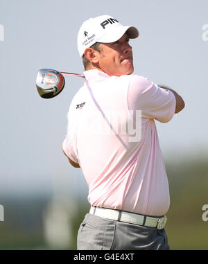 Golf - il Campionato Open 2011 - il secondo giorno - Royal St George's. Il Lee Westwood dell'Inghilterra si tee fuori sul quinto tee Foto Stock