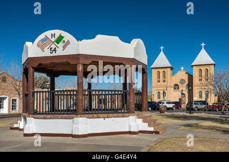 Bandstand, Basilica di San Albino in distanza a Mesilla Plaza nella città di Mesilla vicino a Las Cruces, Nuovo Messico, STATI UNITI D'AMERICA Foto Stock