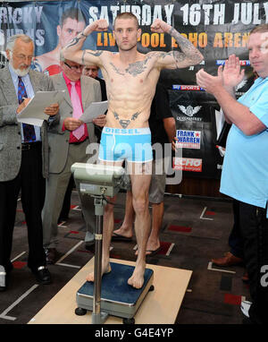 Ricky Burns pesa per il suo WBO World Super-Featherweight Championship contro Nicky Cook durante il pesato all'Hilton Liverpool, Liverpool. Foto Stock