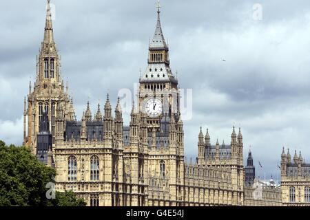 Le nubi di squali si muovono sulle Houses of Parliament a Westminster, Londra, mentre la pioggia battente colpisce il Regno Unito. Foto Stock