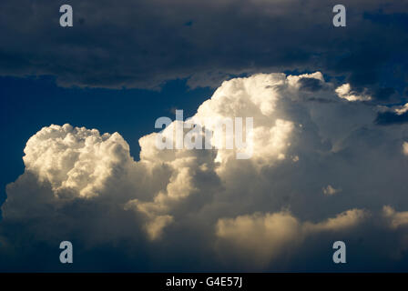 Fotografia di un blu cielo nuvoloso e la luce del sole Foto Stock