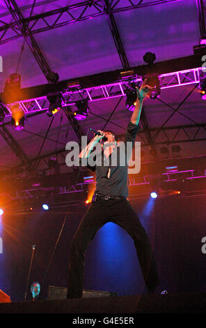 Brett Anderson e Suede si esibiscono sul palco Obelisco al Latitude Festival di Henham Park, Southwold, Suffolk. Foto Stock