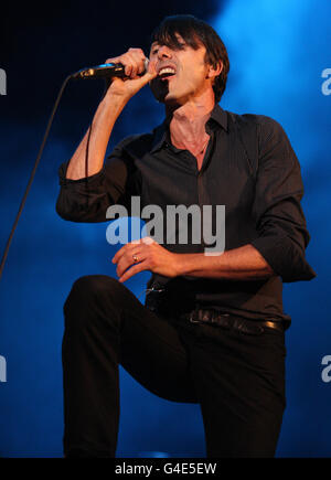 Brett Anderson e Suede si esibiscono sul palco Obelisco al Latitude Festival di Henham Park, Southwold, Suffolk. Foto Stock