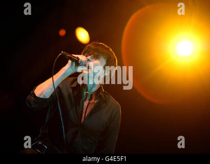 Brett Anderson e Suede si esibiscono sul palco Obelisco al Latitude Festival di Henham Park, Southwold, Suffolk. Foto Stock