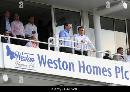 Una vista generale dei ventilatori nelle scatole del corperate a. Il Kia Oval Foto Stock