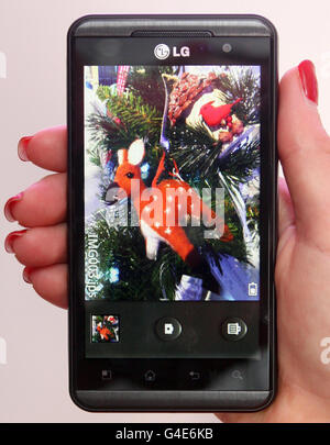 Una vista dello smartphone LG 3D, al prezzo di 404.99, che fa parte della collezione White Christmas 2011 di Selfridges, disponibile da agosto 2011. Foto Stock