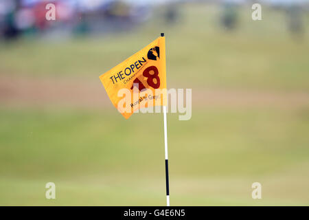 Dettaglio della bandiera sul 18 ° buco a Royal St George's. Foto Stock