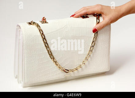 Una borsa in pelle di coccodrillo bianca di Victoria Beckham, che include una nota scritta a mano di Victoria, al prezzo di 8,995, che fa parte della collezione White Christmas 2011 di Selfridges, disponibile da agosto 2011. Foto Stock