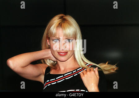 PA NEWS PHOTO 3/9/98 DANNII MINOGUE AL NEGOZIO HMV AL TROCADERO, PICCADILLY A LONDRA PER LANCIARE IL SUO CALENDARIO DI 1998/99 16 MESI. Foto Stock