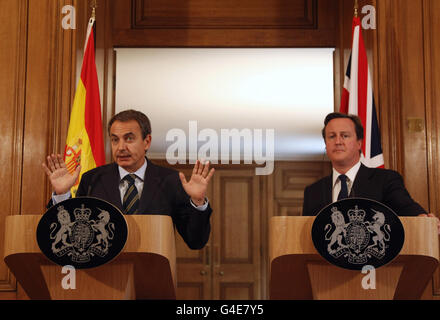 Il primo ministro David Cameron e il primo ministro spagnolo Jose Luis Rodriguez Zapatero tengono una conferenza stampa congiunta al 10 di Downing Street dopo il loro incontro. Foto Stock