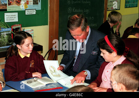 PA News 14/9/98 IL PRINCIPE DI GALLES legge dal suo libro "Il vecchio uomo di LOCHNAGAR' PER I BAMBINI DA ST. Marco scuola primaria in Brighton. Foto Stock