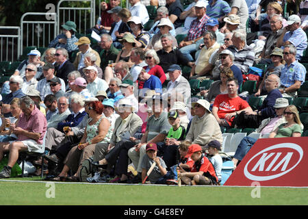 Cricket - Liverpool Victoria County Championship - Divisione due - giorno tre - Surrey / Middlesex - The Sports Ground. I fan osservano l'azione negli stand presso lo Sports Ground di Guildford Foto Stock