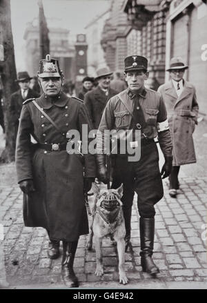 Poliziotto e SS uomo ( armband segna ) poliziotto di pattuglia sul giorno del Reichstag elezioni il 5 marzo 1933 ( Topographie del terrore museo storico sul sito della ex sede della Gestapo ) Berlino Germania Foto Stock