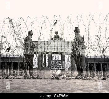 La costruzione del muro di Berlino in agosto 1961 i primi ostacoli alla Porta di Brandeburgo . Topographie del terrore museo storico sul sito della ex sede della Gestapo a Berlino Germania ( Topographie del terrore museo storico sul sito della ex sede della Gestapo a Berlino Germania ) Foto Stock