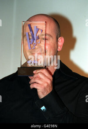 PA NEWS 17 /9/98 L'ATTORE ROSS KEMP, CHE GIOCA A GRANT MITCHELL IN 'EASTENDERS', CON IL SUO PREMIO PER LA MIGLIORE STAR MASCHILE DELLA TELEVISIONE, AGLI ELLE STLYE AWARDS, PRESSO LA SOUND REPUBLIC DI LONDRA. Foto Stock