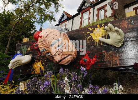 Un modello di Rupert Murdoch negli stock come rivelazioni di hacking telefonico e la chiusura della News of the World sono stati l'ispirazione per una mostra al Muston Scarecrow Festival, vicino a Filey, North Yorkshire. Foto Stock