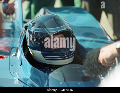 Don Wales, nipote di Sir Malcolm Campbell, prende il suo Bluebird Electric per una prova su Pendine Sands, West Wales, oggi (sabato), in preparazione al tentativo di domani sul record mondiale di velocità, quando spera di battere l'attuale 215 mph istituito lo scorso anno dall'americano Eric Luebben. Vedi PA storia SOCIALE Bluebird. Foto Stock