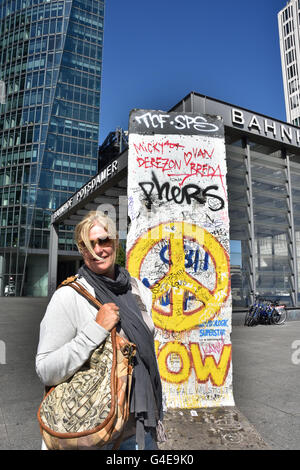 Inverni Marinke davanti le sezioni originali del muro di Berlino a Potsdamer Platz di Berlino Bahnhof Stazione ferroviaria U Bahn Potsdamer Platz Berlino Germania Foto Stock