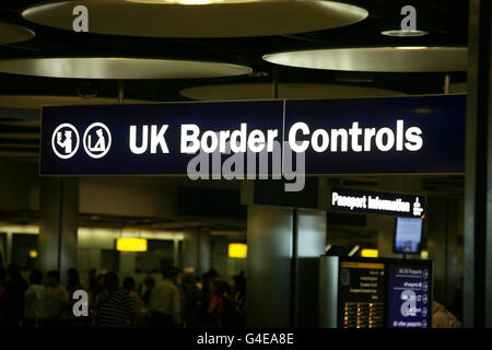 Controllo delle frontiere nel terminal 5 dell'aeroporto di Heathrow, dove alcuni addetti all'immigrazione e alle dogane si sono Uniti a una giornata di scioperi di insegnanti, funzionari pubblici e altri lavoratori per quanto riguarda i piani del governo di cambiare le pensioni, tagliare i posti di lavoro e congelare i salari. Foto Stock