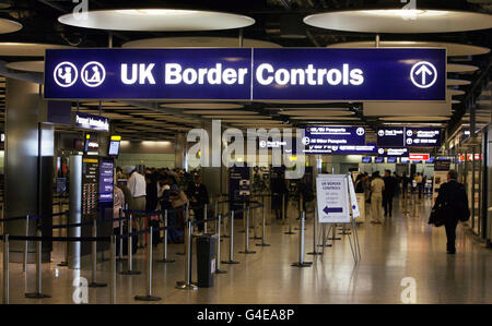 Controllo delle frontiere nel terminal 5 dell'aeroporto di Heathrow, dove alcuni addetti all'immigrazione e alle dogane si sono Uniti a una giornata di scioperi di insegnanti, funzionari pubblici e altri lavoratori per quanto riguarda i piani del governo di cambiare le pensioni, tagliare i posti di lavoro e congelare i salari. Foto Stock