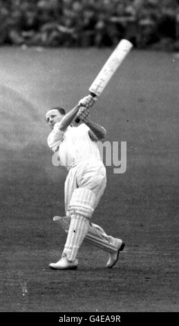 IL CRICKETER AUSTRALIANO DONALD BRADMAN IN AZIONE BATTENDO CONTRO WORCESTER IN UN INNING DI 107. Foto Stock