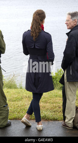 La Duchessa di Cambridge guarda un elicottero Sea King delle forze canadesi volato da suo marito il Duca di Cambridge, dove ha effettuato una manovra audace conosciuta come 'waterbirding' in un lago di Dalvey by-the Sea, sull'Isola del Principe Edoardo nel Canada orientale. PREMERE ASSOCIAZIONE foto. Data di emissione: Lunedì 4 luglio 2011. Vedi la storia della PA ROYAL Canada. Il credito fotografico dovrebbe essere: Arthur Edwards/The Sun/PA Wire Foto Stock